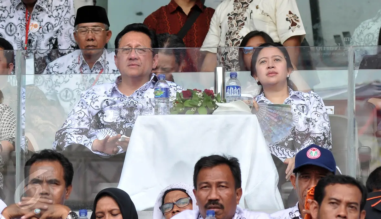 Irman Gusman dan Puan Maharani saat menghadiri Hari Guru Nasional dan Puncak Acara Hut PGRI ke 70 di SUGBK, Jakarta, Minggu (13/12/2015). Pemerintah berjanji akan meningkatkan kesejahteraan guru. (Liputan6.com/Johan Tallo)
