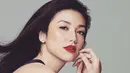 Potret yang satu ini memang patut diacungi jempol. Dengan makeup bold dan pulasan lipstik berwarna merah merona, Velove tampil cantik luar biasa. Foto: Instagram.