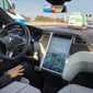 Tesla punya fitur autopilot. 