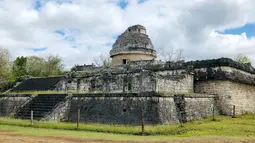 Pemandangan piramida di situs arkeologi Maya Chichen Itza di Negara Bagian Yucatan, Meksiko (13/2). Itza merupakan titik sentral kompleks bangunan lainnya seperti Piramida Kukulcan, Candi Chac Mool, dan bangunan Seribu Tiang. (AFP Photo/Daniel Slim)