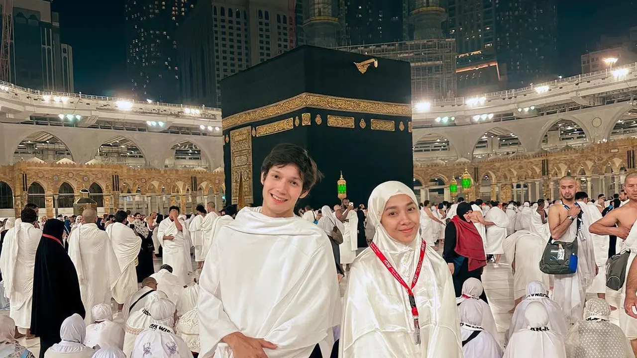 Potret Dinda Kirana Umrah Bareng Naufal Samudra, Penampilan Berhijab Banjir Pujian