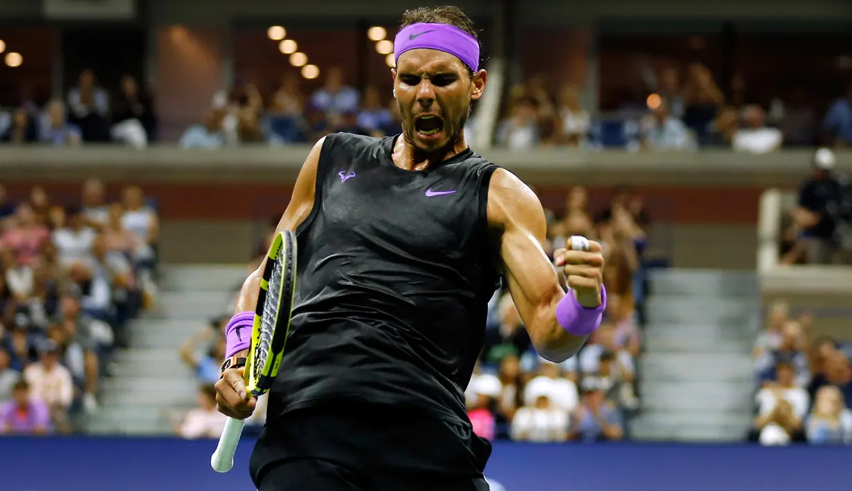 Petenis Spanyol, Rafael Nadal meluapkan kegembiraan usai meraih poin dari petenis Kroasia, Marin Cilic pada babak keempat turnamen AS Terbuka 2019 di Arthur Ashe Stadium, Senin (2/9/2019). Nadal membutuhkan waktu 2 jam 48 menit untuk menghentikan Cilic dengan skor 3-6, 6-3, 6-1, 6-2. (AP/Seth Wenig)