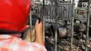 Kendaraan hangus terbakar usai kebakaran melanda lahan parkir di Jalan Budi Mulia Utara, Pademangan, Jakarta Utara, Rabu (24/7/2019). Kebakaran diduga terjadi akibat korsleting arus listrik. (Liputan6.com/Immanuel Antonius)