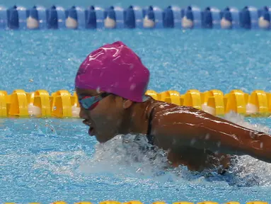 Aksi atlet Indonesia, Syuci Indriani (kiri) saat final 100 meter gaya kupu-kupu putri S14 di Aquatic Center, Jakarta, Rabu (10/10). Syuci berhasil meraih mendali perak dengan catatan waktu 1 menit 11,08 detik. (Merdeka.com/Imam Buhori)
