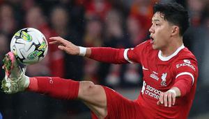 Gelandang Jepang, Wataru Endo menjadi pemain Asia teranyar alias kelima yang mampu menjuarai Piala Liga Inggris. Ia menjadi suksesor Takumi Minamino di Liverpool setelah turut membawa Liverpool menjuarai Piala Liga Inggris 2023/2024 setelah mengalahkan Chelsea 1-0 di laga final lewat perpanjangan waktu. (AFP/Adrian Dennis)