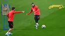 Gelandang Atletico Madrid Hector Herrera (kanan) mengambil bagian dalam sesi latihan di Madrid, 22 Februari 2022. Atletico Madrid bakal bertemu Manchester United pada leg pertama babak 16 besar Liga Champions di Estadio Wanda Metropolitano, Kamis dini hari WIB 24 Februari 2022. (OSCAR DEL POZO/AFP)