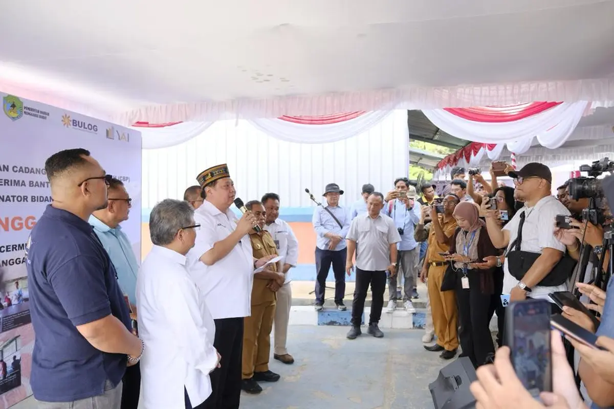 Menteri Koordinator Bidang Perekonomian Airlangga Hartarto meninjau penyaluran Bantuan Pangan di  Desa Batu Cermin, Kabupaten Manggarai Barat, Provinsi Nusa Tenggara Timur, Senin (15/1/2024). (Dok Kemenko Perekonomian)