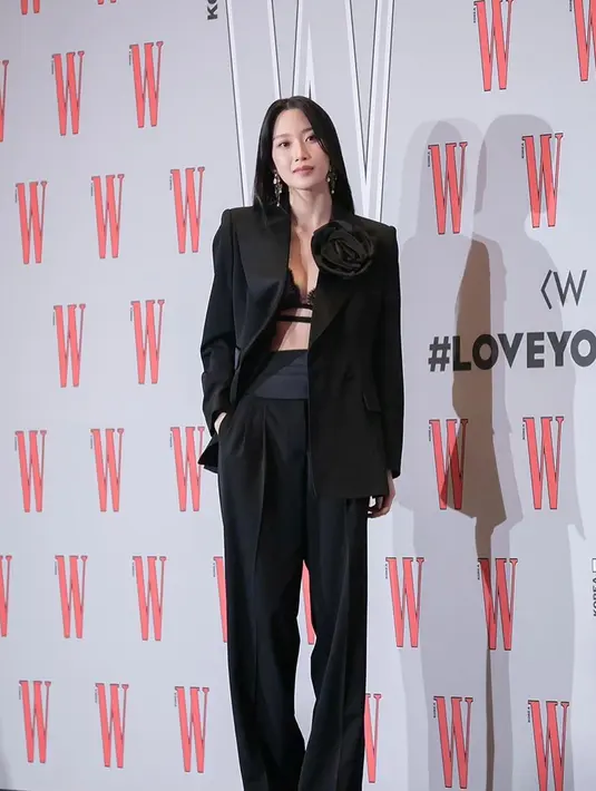 Mun Ka Young tampil serba hitam dengan blazer dengan aksen bunga yang dipadukan dengan bra top renda dari Dolce and Gabbana.  [Instagram]