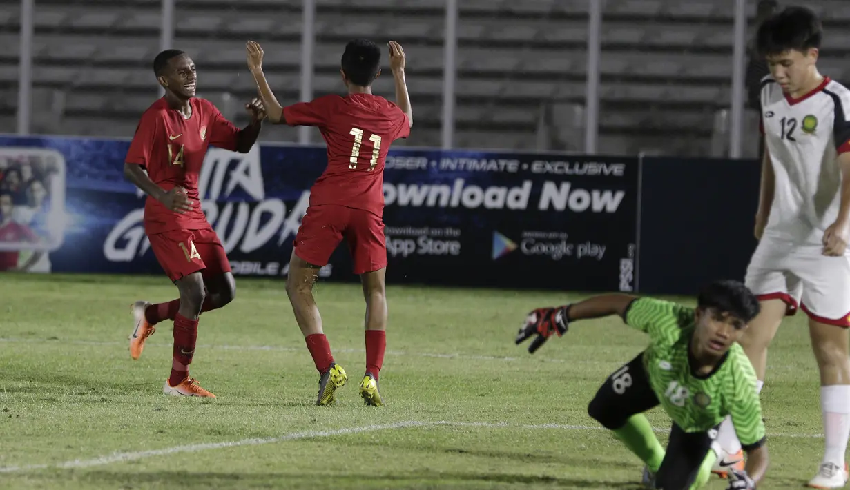 Striker Timnas Indonesia U-16, Ruy Arianto, merayakan gol yang dicetaknya ke gawang Brunei Darussalam pada laga babak Kualifikasi Piala AFC U-16 2020 di Stadion Madya, Jakarta, Jumat (20/9). Indonesia menang 8-0 atas Brunei. (Bola.com/Yoppy Renato)