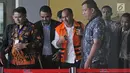 Bupati Ngada Marianus Sae menggunakan rumpi orange usai pemeriksaan di Gedung Komisi Pemberantasan Korupsi (KPK), Jakarta, Senin (12/2). KPK menetapkan Marianus Sae sebagai tersangka kasus suap proyek jalan di NTT. (Liputan6.com/Herman Zakharia)