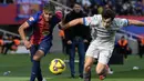 Pemain Barcelona, Lamine Yamal (kiri) berebut bola dengan pemain Deportivo Alaves, Manuel Sanchez dalam laga lanjutan Liga Spanyol 2024/2025 di Estadi Olimpic Lluis Companys, Barcelona, Spanyol, Minggu (02/02/2025) waktu setempat. (AFP/Josep Lago)