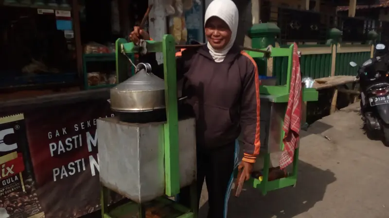 Acungan Jempol Bagi Wanita Perkasa Penjual Siomay Panggul Asal Garut Ini