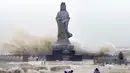 Sejumlah petugas saat menata tanggul didepan patung Bodhisattva Avalokitesvara di Quanzhou,  Cina,  (29/9/2015). (REUTERS/China Daily)