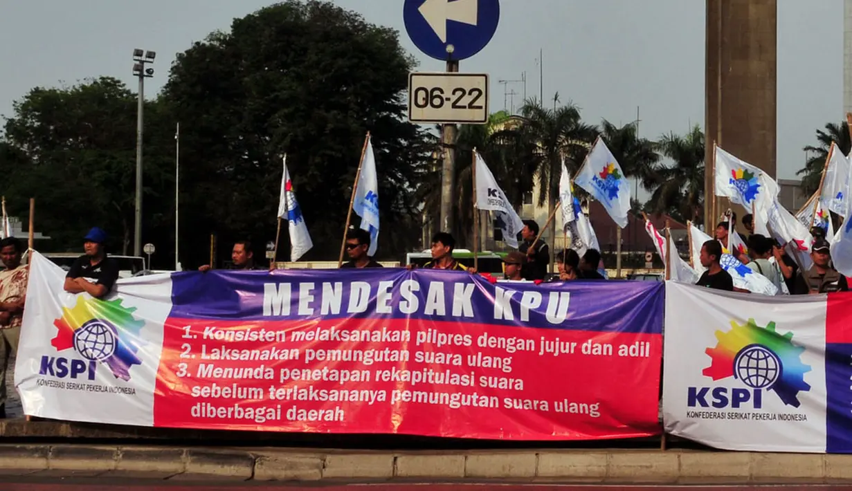 Dalam aksinya, ratusan massa KSPI menudesak KPU untuk tetap konsisten dalam pelaksanaan Pilpres 2014, (22/7/2014). (Liputan6.com/Johan Tallo)