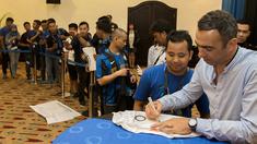 Youri Djorkaeff memberikan tandatangan kepada Interisti pada acara Meet and Greet Inter Legend di Bali, Jumat (28/8/2015) Acara ini merupakan rangkaian Gathering Nasional Inter Club Indonesia ke-IV. (Bola.com/Vitalis Yogi Trisna)