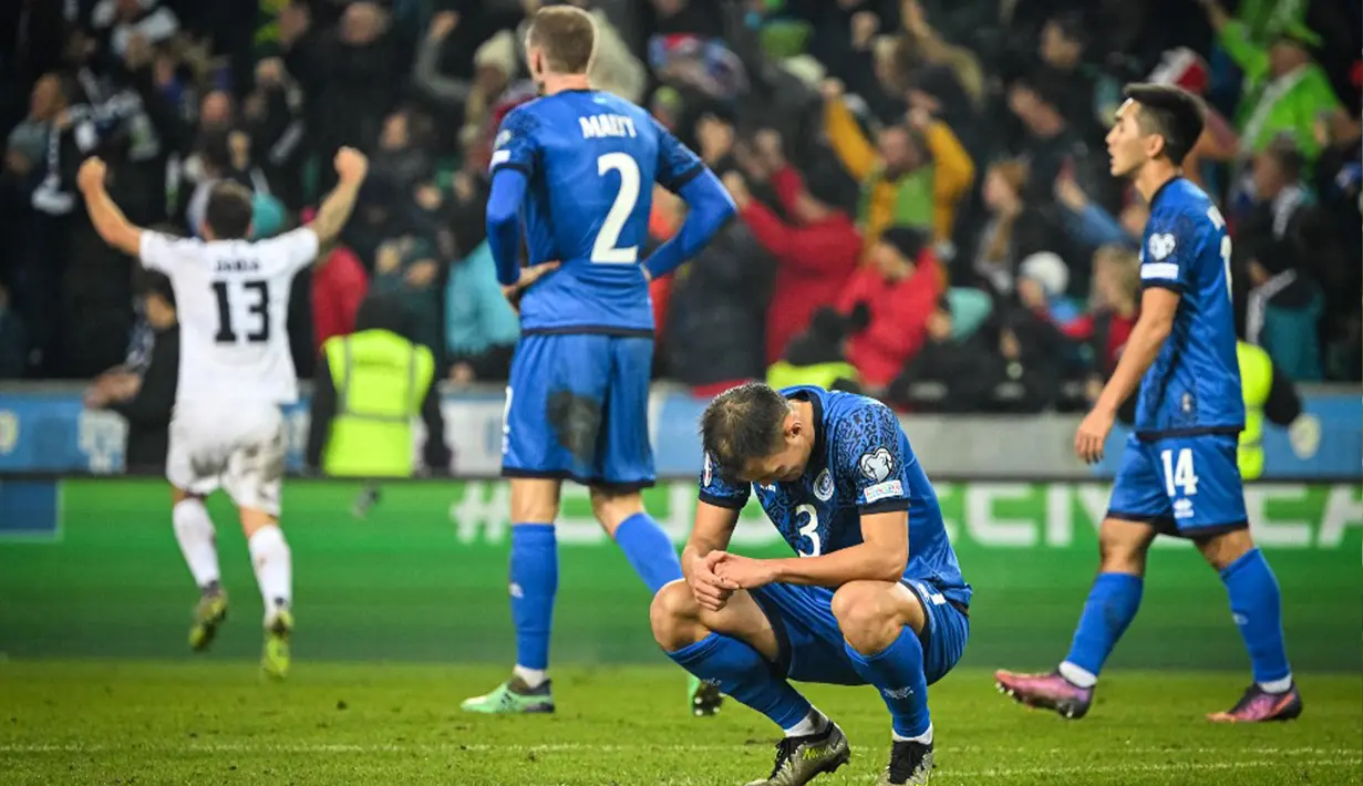 Tuan rumah Slovenia akhirnya menyegel satu tiket ke putaran final Euro 2024 setelah B. Verbic mencetak gol kemenangan tuan rumah pada menit 86. Skor 2-1 tetap bertahan hingga laga usai. (Jure Makovec/AFP)