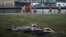 <p>Seorang pria beristirahat di taman saat senja selama gelombang panas musim panas di Hoboken, NJ, Kamis (21/7/2022). Gelombang panas bisa berlanjut selama berhari-hari dan membuat suhu melonjak di tempat-tempat seperti Boston, Little Rock, dan Pantai Virginia. (AP Photo/Andres Kudacki)</p>