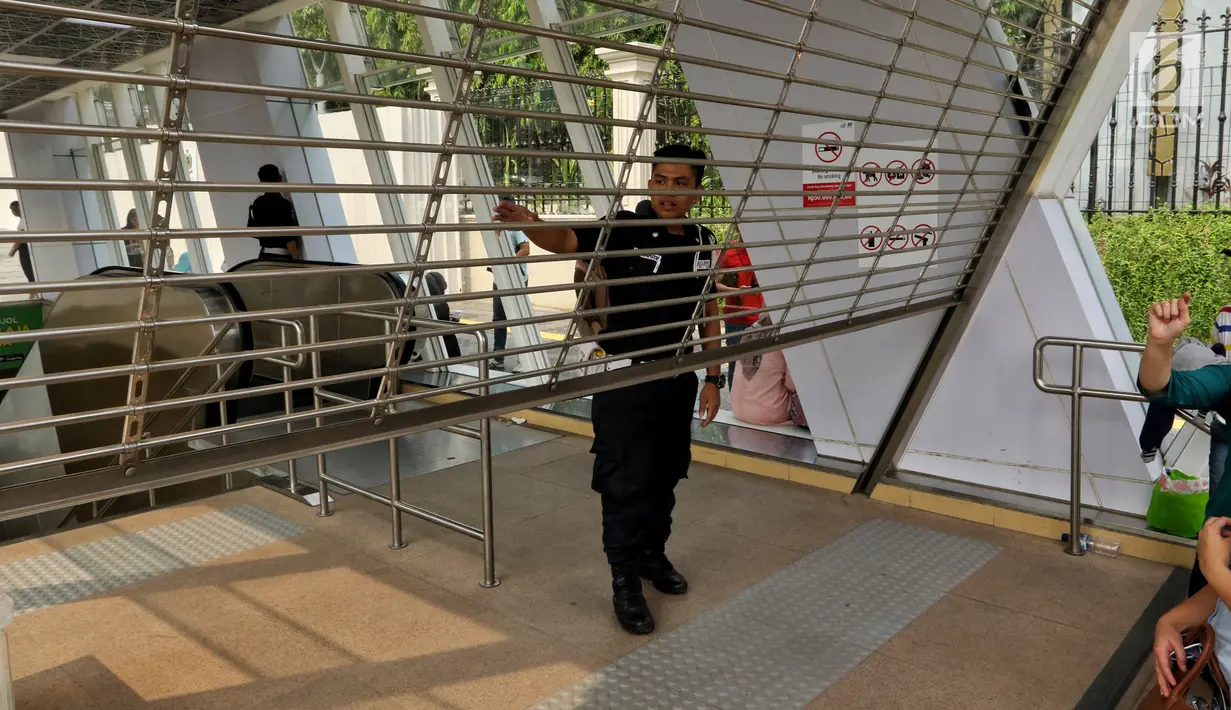 Petugas keamanan Stasiun MTR Bendungan Hilir berjaga saat terjadi pamadaman listrik di Jabodetabek, Jakarta, Minggu (4/8/2019). Listrik padam terjadi akibat gangguan pada sisi transmisi Ungaran dan Pemalang. (Liputan6.com/JohanTallo)