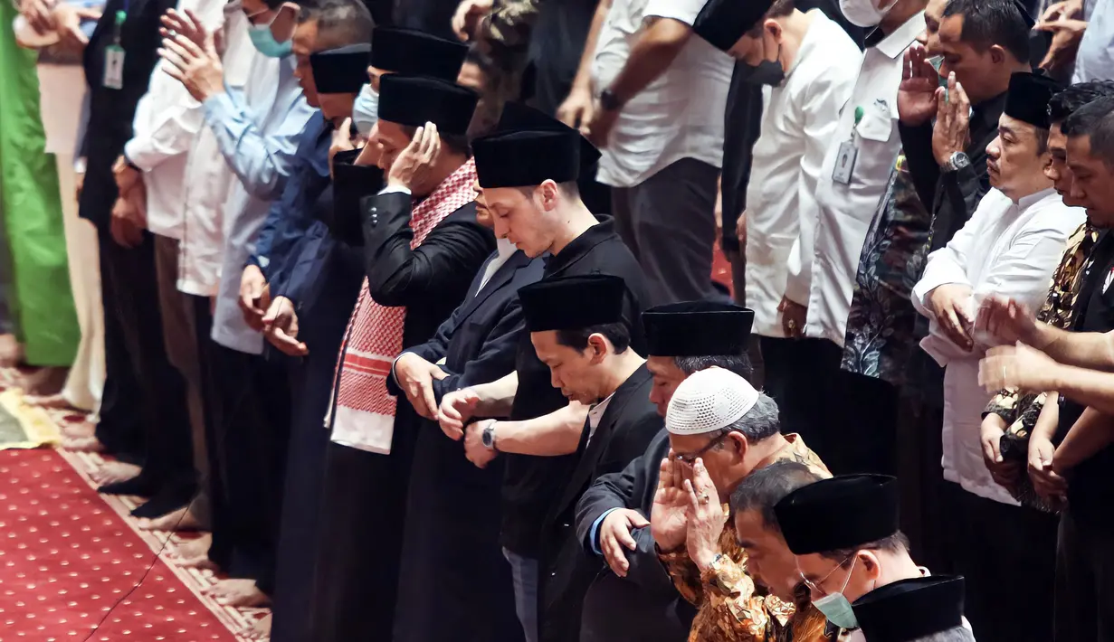 Mantan pemain Timnas Jerman, Mesut Ozil melakukan salat Jumat berjamaah di Masjid Istiqlal pada Jakarta, 27 Mei 2022. (AFP/Popoh Ria)