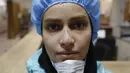 Petugas medis menunjukkan tanda bekas masker di wajahnya di tengah upaya melawan COVID-19 di Teheran, Iran (28/3/2020). Dengan 2.901 kasus terkonfirmasi baru dalam 24 jam terakhir, jumlah total orang yang terinfeksi wabah coronavirus baru di Iran mencapai 38.309 pada Minggu (29/3). (Xinhua/IRNA)