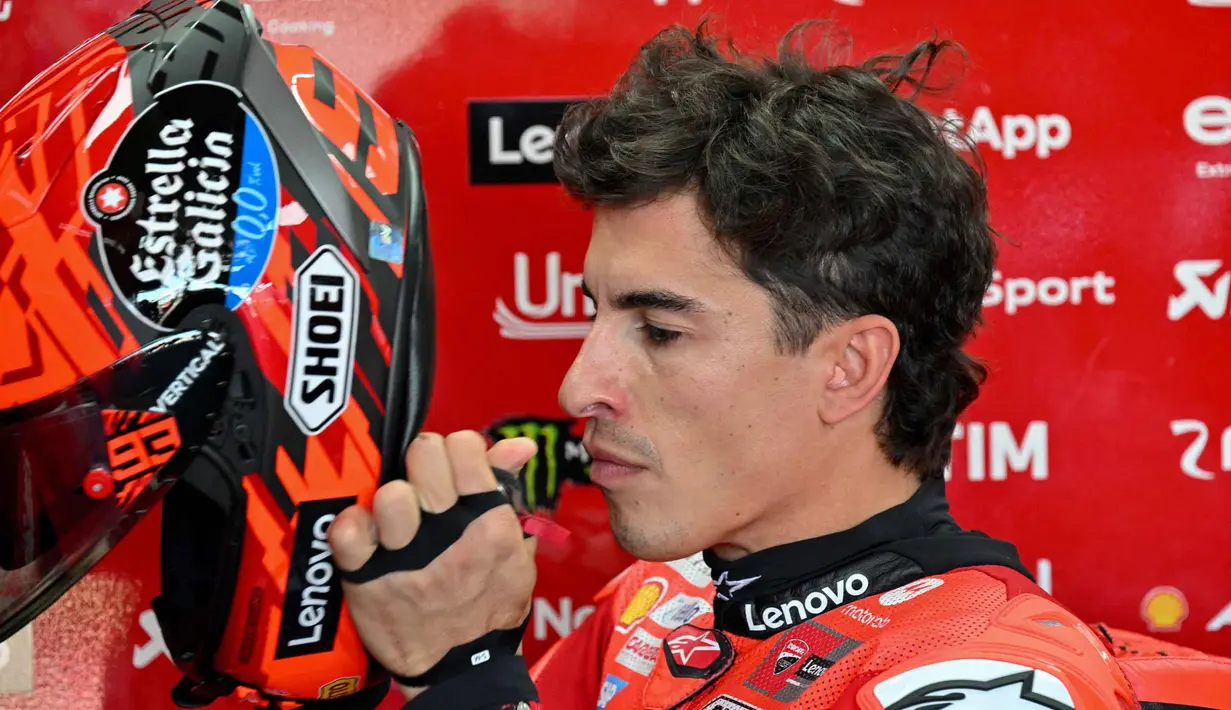 Diketahui, Juara Dunia MotoGP 2025 Marc Marquez belum pernah meraih kemenangan di di Sirkuit Internasional Mandalika. Tampak dalam foto, pembalap MotoGP Spanyol dari Tim Ducati Lenovo, Marc Marquez mengenakan helmnya saat bersiap untuk sesi latihan bebas jelang Grand Prix MotoGP Indonesia di Sirkuit Internasional Mandalika, Nusa Tenggara Barat pada 3 Oktober 2025. (SONNY TUMBELAKA/AFP)