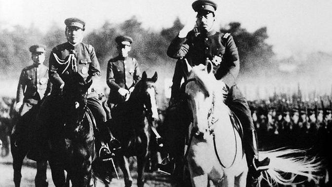 Kaisar Hirohito menaiki kuda putih pada 1938 (Wikimedia Commons)