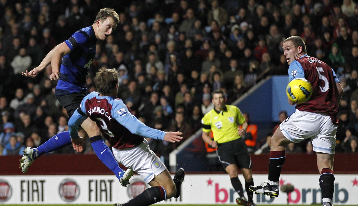 Pemain Manchester United, Phil Jones (kiri), mencetak gol ke gawang Aston Villa dalam pertandingan lanjutan Liga Inggris 2011/2012 di Villa Park, Sabtu (3/12/2011). Ini merupakan gol pertama yang dicetak oleh Phil Jones di musim pertamanya dengan MU. (AFP/Ian Kington)