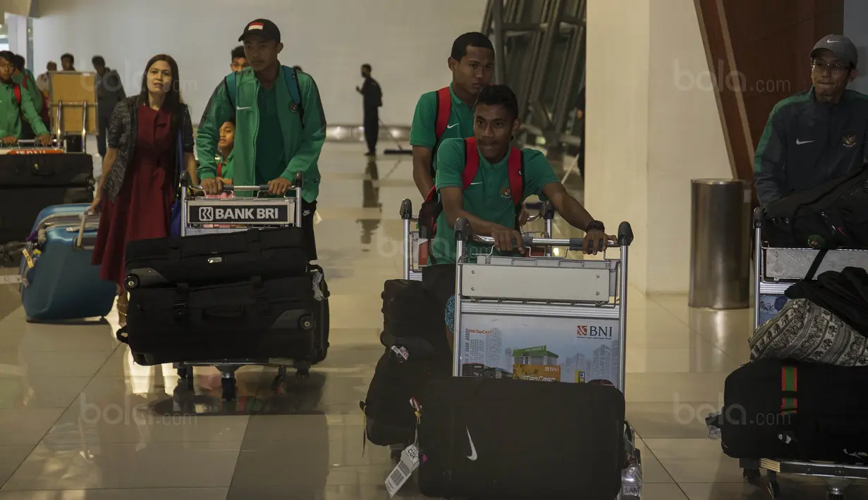 Para pemain Timnas Indonesia U-16 saat tiba di Bandara Soetta, Tangerang, Sabtu (23/9/2017). Timnas U-16 berhasil meraih hasil sempurna pada kualifikasi Piala Asia U-16 di Thailand. (Bola.com/Vitalis Yogi Trisna)