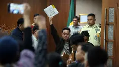 Delpedro Marhaen mengangkat tangan usai mengikuti sidang lanjutan dugaan penghasutan kerusuhan pada Agustus 2025 di Pengadilan Negeri Jakarta Pusat, Kamis (8/1/2026). Majelis Hakim Pengadilan Negeri Jakarta Pusat membacakan putusan sela kasus dugaan penghasutan kerusuhan pada Agustus 2025. (Liputan6.com/Helmi Fithriansyah)