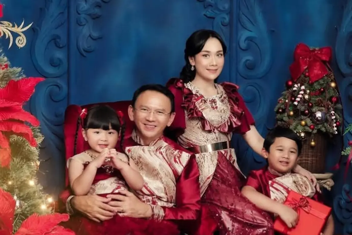 Gaya Kompak Keluarga Ahok Rayakan Natal dengan Pakaian Serba Merah