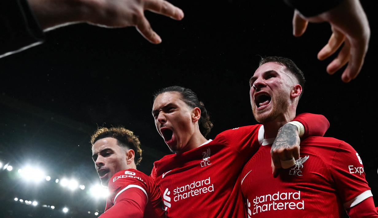 Pemain Liverpool, Darwin Nunez, bersama rekannya merayakan gol yang dicetak ke gawang Sheffield United pada laga pekan ke-31 Liga Inggris di Stadion Anfield, Jumat (5/4/2024).  Darwin Nunez mencetak gol tak terduga, tendangan kiper lawan membentur kakinya dan akhirnya masuk ke gawang. (AFP/Paul Ellis)