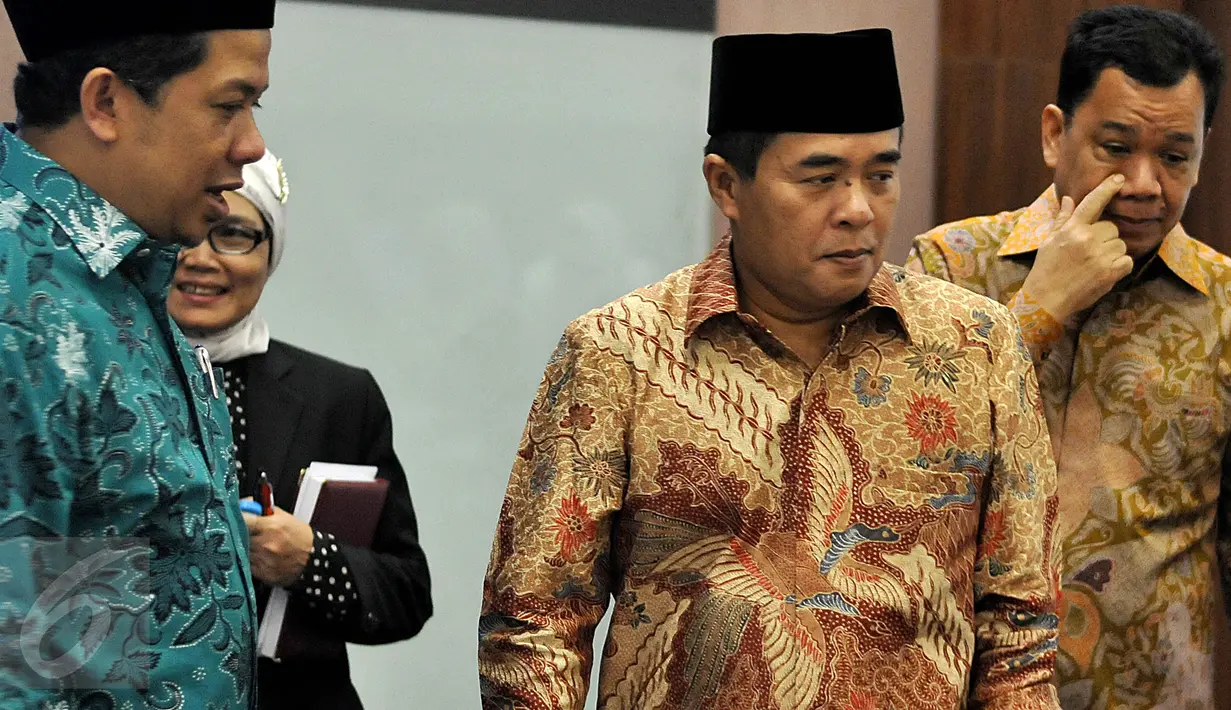 Ketua DPR Ade Komarudin (tengah) didampingi Wakil Ketua DPR Fahri Hamzah (kiri) dan Pimpinan Alat Kelengkapan Dewan menyampaikan hasil rapat Badan Musyawarah DPR di Komplek Parlemen Senayan, Jakarta, Rabu (27/1). (Liputan6.com/JohanTallo)