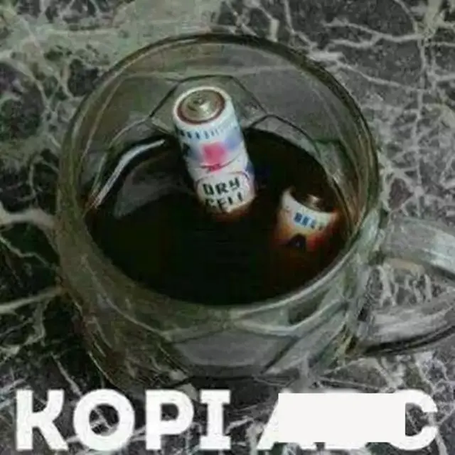 8 Potret Cara Orang Minum Kopi Ini Nyeleneh Banget, Bikin Geleng Kepala