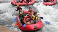 Keseruan rafting di Sungai Elo Magelang. (Istimewa).