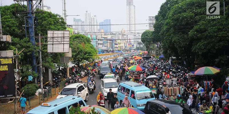 Pengunjung Membeludak, Lalu Lintas di Kawasan Tanah Abang Macet