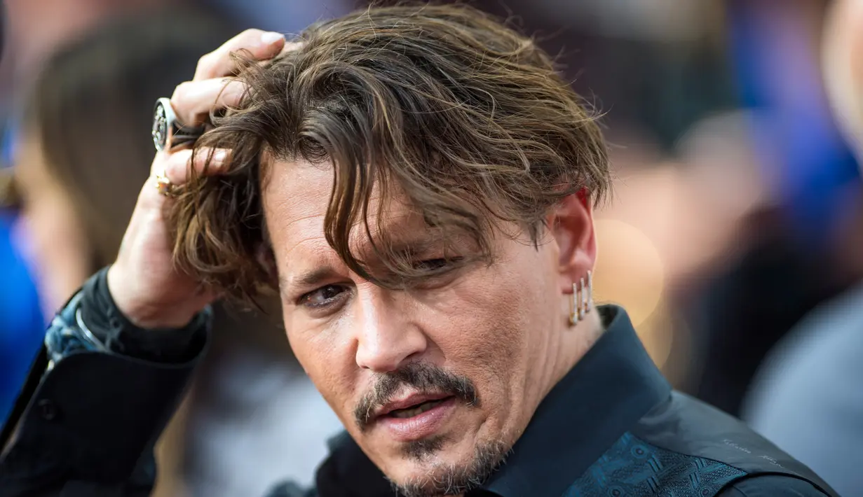 Ekspresi Johnny Depp saat menghadiri pemutaran perdana film Disney "Pirates of the Caribbean: Dead Men Tell No Tales" di Shanghai (11/5). (AFP Photo/Johannes Eiselle) 