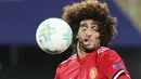 Mimik wajah gelandang Manchester United, Marouane Fellaini, saat mukanya dihantam bola pada laga Piala Super Eropa 2017 di Stadion Philip II, Skopje, Selasa (8/8/2017). Foto muka unik Marouane Fellaini ini viral di media sosial. (AP/Boris Grdanoski)