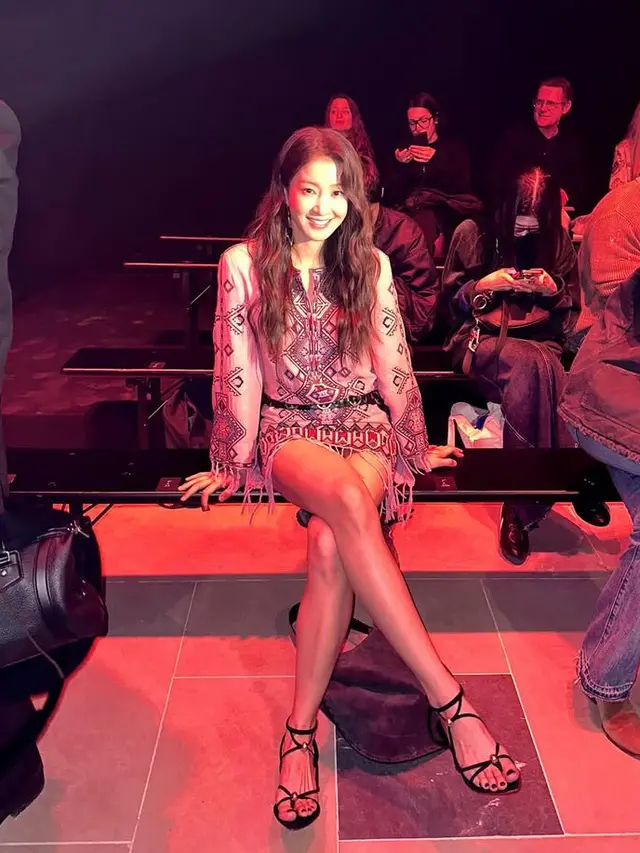 Gaya Stylish Lee Si Young saat Berada di Paris. [@leesiyoung38]