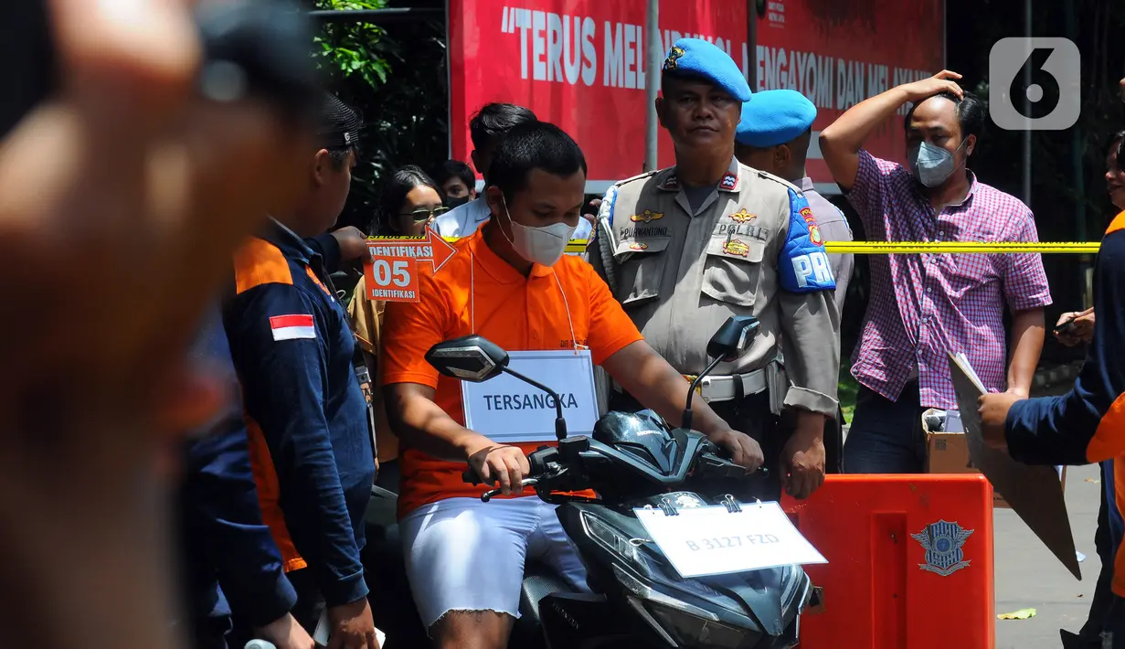 Anggota Densus 88 Bripda Haris Sitanggang alias Bripda HS menaiki sepeda motor saat menjalani salah satu adegan pada rekonstruksi pembunuhan sopir taksi online Sony Rizal Taihitu (56) di lapangan Direktorat Reserse Kriminal Umum Polda Metro Jaya, Jakarta, Kamis (16/2/2023). Bripda HS menjalani 37 adegan sebagai rangkaian peristiwa pembunuhan Sony Rizal Taihitu di Jalan Nusantara Perumahan Bukit Cengkeh, Kelurahan Tugu Cimanggis, Depok, Jawa Barat. (merdeka.com/Imam Buhori)