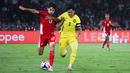 <p>Pemain Timnas Indonesia U-23, Victor Benjamin Dethan (kiri) berebut bola dengan pemain Malaysia, Muhammad Ubaidullah dalam laga Grup A Piala AFF U-23 2025 di Stadion Utama Gelora Bung Karno (SUGBK), Senayan, Jakarta, Senin (21/07/2025). (Bola.com/Abdul Aziz)</p>