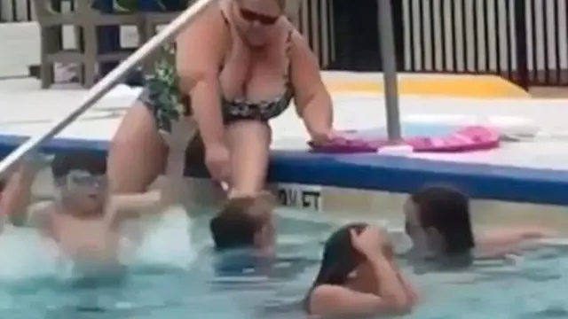 [Bintang] Konyol Banget! Ibu Ini Cukur Bulu Kaki di Kolam Renang Umum