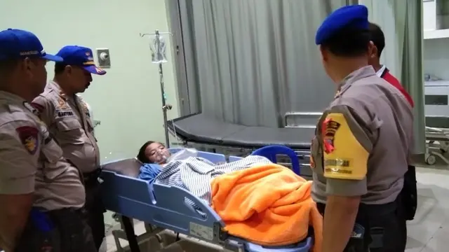Korban tenggelam di Pantai Lengkon, cilacap, dirawat di RS. (Foto: Liputan6.com/Polres Cilacap/Muhamad Ridlo)