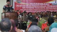 Wali Kota Semarang Hendrar Prihadi saat membuka Musyarawah Rencana Pembangunan (Musrenbang) di Kecamatan Tugu, Jumat (7/2).