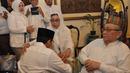 Calon Wakil Gubernur DKI, Sandiaga Uno sungkem dengan ibunya, Mien Uno di kediaman orangtuanya di Kebayoran Baru, Jakarta, Rabu (19/4). Sandiaga meminta doa restu sebelum menggunakan hak pilihnya pada Pilkada DKI 2017. (Liputan6.com/Helmi Afandi)