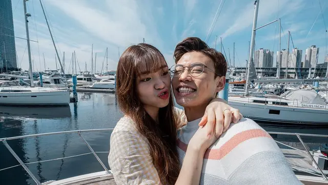 Resmi Pamerkan Hubungan Asmara, Ini 7 Potret Jang Hansol dan Kekasih