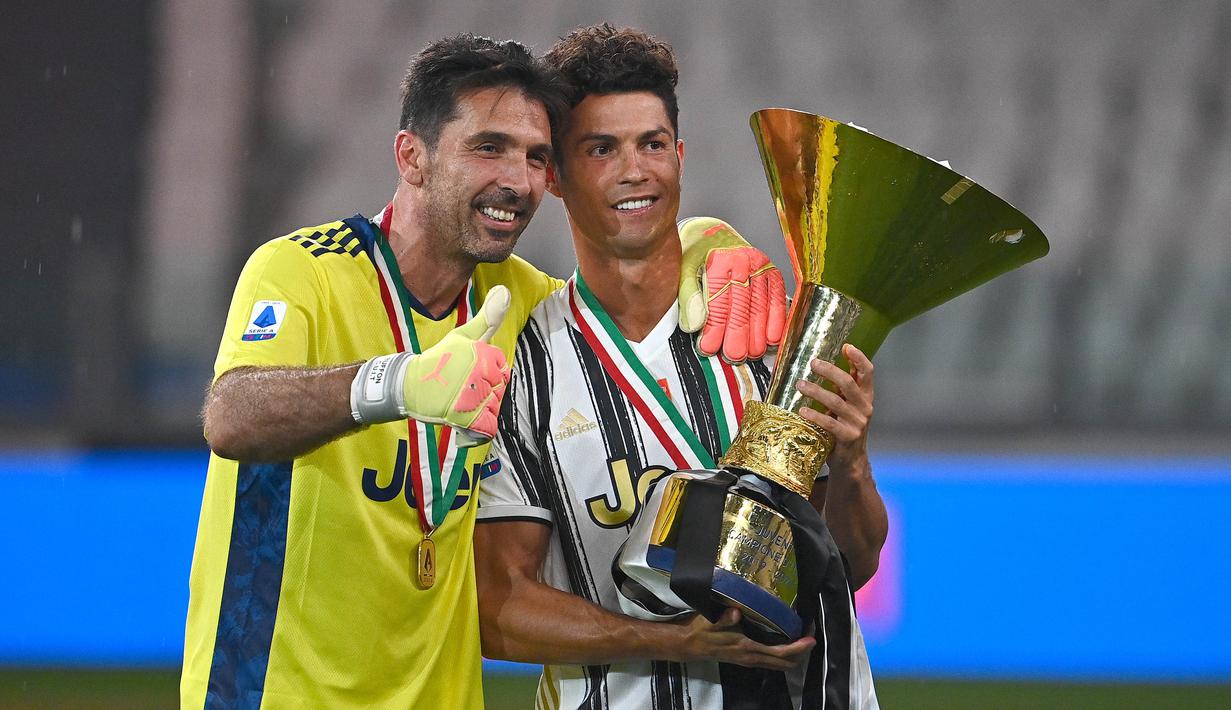 Striker Juventus, Cristiano Ronaldo, bersama Gianluigi Buffon berpose usai menjuarai Serie A musim 2019-20 di Stadion Allianz, Sabtu (1/8/2020). CR7 berhasil membawa Juventus merengkuh gelar Liga Italia kesembilan secara beruntun. (Photo by Isabella BONOTTO / AFP)