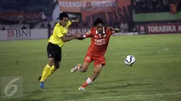 Pesepakbola Persija Amarzuki (kanan) dibayangi pesepakbola Semen Padang pada pertandingan 8 besar Piala Jendral Sudirman di Stadion Manahan Solo, Minggu (20/12). Meskipun menang, Persija tetap tak lolos ke babak semifinal. (Boy Harjanto)