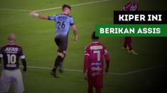 Colin Coosemans, kiper FC Malinois berikan assist di menit akhir pertandingan untuk selamatkan timnya dari kekalahan.