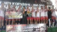 Tim bola voli putra PBVAD dan tim putri Mabes AU baru saja menjuarai ajang Danjen Kopassus-BNI Open Volley Ball Tournament, pada Jumat (7/4/2017) siang tadi dalam babak final yang digelar di GOR Nanggala, Cijantung, Jakarta. (Liputan6.com/Risa Kosasih)