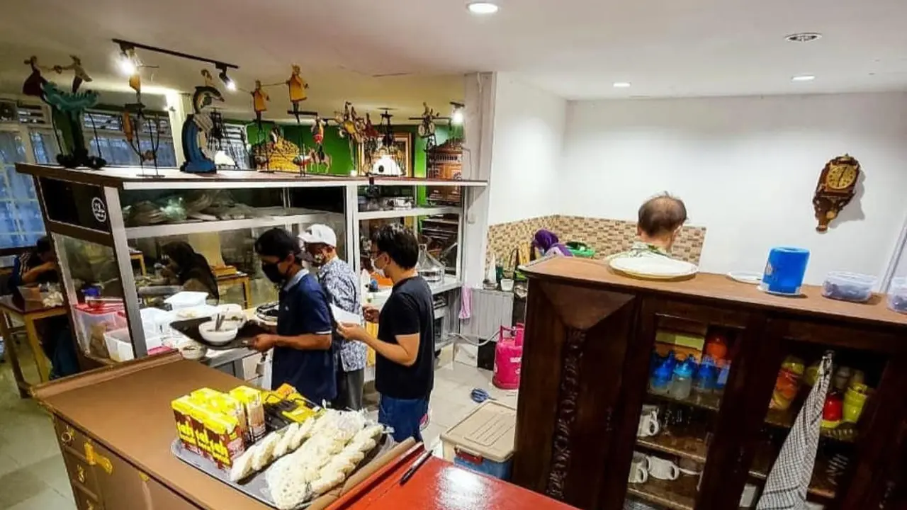 Sensasi Makan Bakso di dalam Galeri Barang Antik